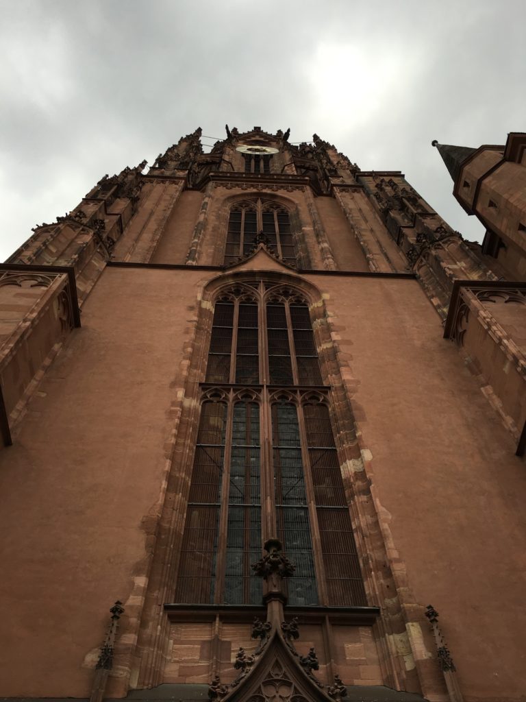 Devant la cathédrale